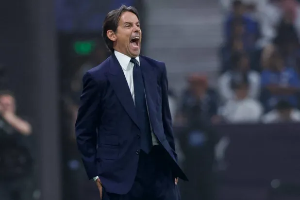 إنزاغي يوجّه لاعبيه خلال المباراة (تصوير: نايف العتيبي)