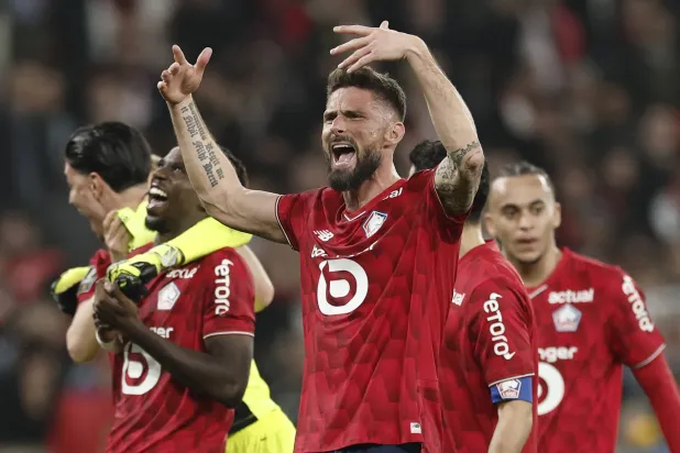 جيرو لاعب ليل يحتفل بالفوز على لانس (رويترز)