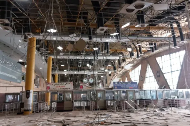 Şelemçe sınır geçişindeki yolcu karşılama salonu, hava saldırısının ardından (WAA)