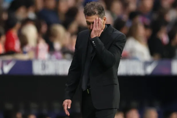 سيميوني متفاعلا مع أحداث المباراة (رويترز)