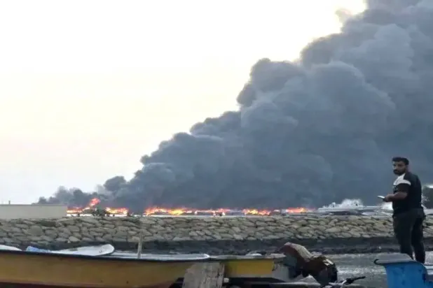 Mahshahr petrokimya kompleksine yapılan saldırının ardından yaşananlar (sosyal medya)... ve karede, Batı Şeria'daki bir İsrail yerleşiminde bulunan bir çiftliğe düşen İran füzesinin kalıntıları (EPA)