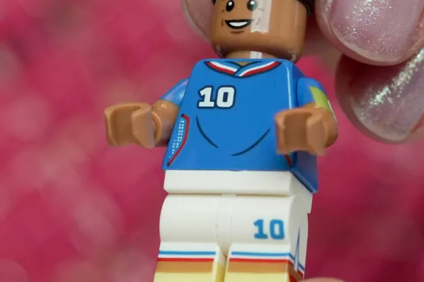 مجسم ليغو للنجم الفرنسي مبابي (رويترز)