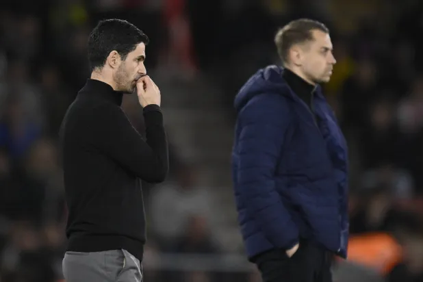 أرتيتا وصف الأداء الدفاعي في المباراة بالهزيل (رويترز)