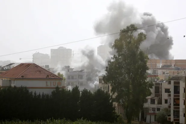 تصاعد الدخان عقب غارة جوية إسرائيلية على مدينة صور الساحلية الجنوبية في لبنان (إ.ب.أ)