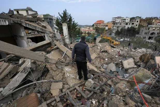  A man stands as rescuers work at the site of Israeli strike, amid escalating hostilities between Israel and Hezbollah, as the US-Israeli conflict with Iran continues, in Kfar Hatta in southern Lebanon, April 5, 2026. (Reuters)