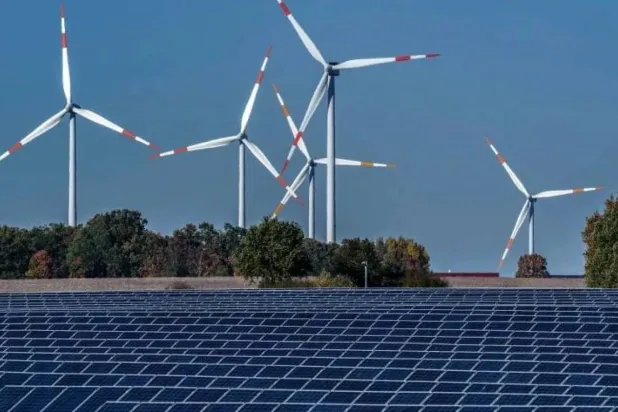 توربينات رياح بجانب محطة للطاقة الشمسية في ألمانيا (إكس)