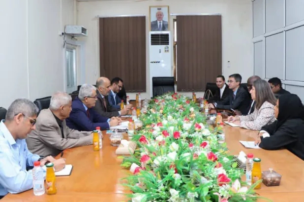 وزير المالية اليمني مروان بن غانم خلال لقاء عُقد مؤخراً مع مسؤولي «البنك الدولي» في عدن (سبأ)