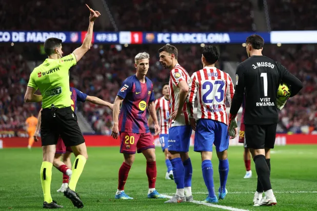 أطلق نادي أتلتيكو مدريد صرخة احتجاج قوية على القرارات التحكيمية خلال مواجهته أمام برشلونة (رويترز)