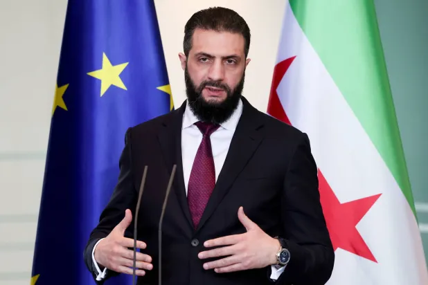 الرئيس السوري أحمد الشرع يتحدث خلال مؤتمر صحافي مشترك مع المستشار الألماني خلال اجتماعهما في المستشارية الاتحادية ببرلين الاثنين (إ.ب.أ)