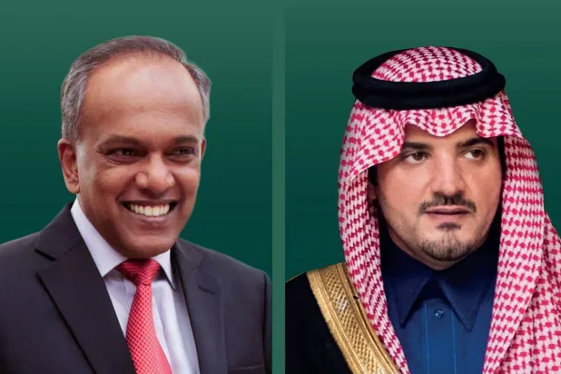 الأمير عبد العزيز بن سعود وزير الداخلية السعودي وكاسيفيسو شانموجام وزير الشؤون الداخلية وزير القانون في سنغافورة (الشرق الأوسط)