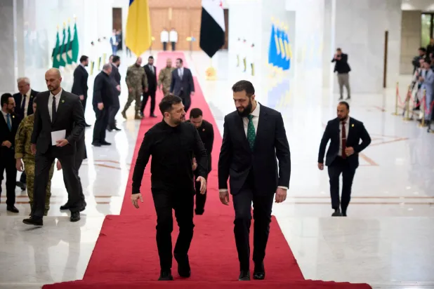 الرئيس السوري أحمد الشرع مستقبلا الرئيس الأوكراني  فولوديمير زيلينسكي في دمشق  (الرئاسة الأوكرانية - (إ.ف.ب))