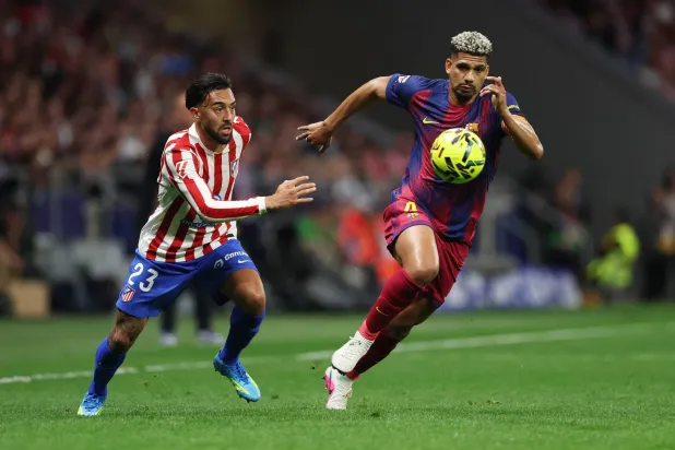  رونالد أراوخو قائد برشلونة «يمين» أصيب بمواجهة أتلتيكو مدريد رويترز)