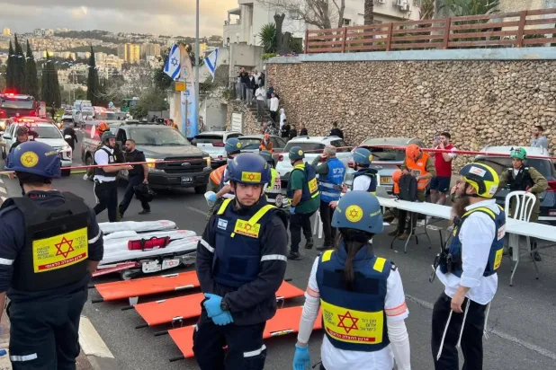 İran füzesiyle vurulan Hayfa'daki binanın bir bölümünün çökmesi sonrası kurtarma ve ambulans ekipleri (İsrail Ambulans Servisi)