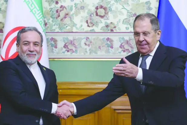 Rusya Dışişleri Bakanı Sergey Lavrov (sağda), 17 Aralık 2025'te Moskova'da düzenlenen basın toplantısının ardından İranlı mevkidaşı Abbas Arakçi ile tokalaşıyor (AP)