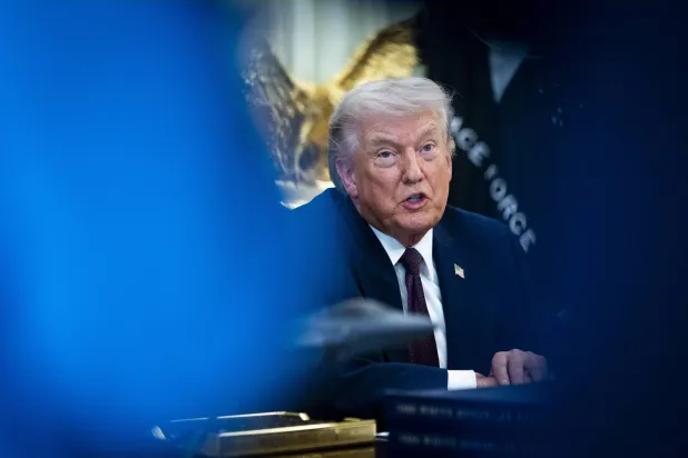 ترمب يدلي بتصريحات في أثناء توقيعه أمراً تنفيذياً في البيت الأبيض (نيويورك تايمز)
