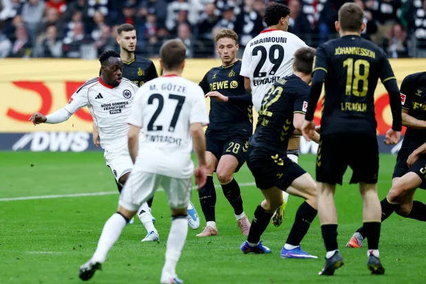 كولن خطف تعادلاً مثيراً مع مضيّفه آينتراخت فرنكفورت (رويترز)