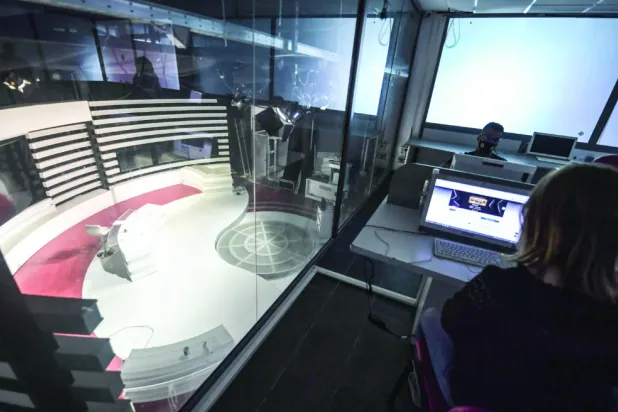 جانب من احد استوديوهات القنوات التلفزيونية التقليدية (أ.ف.ب.)