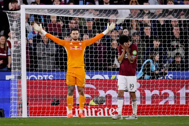 حارس المرمى البرازيلي لوكاس بيري يحتفل بتأهل ليدز (رويترز)