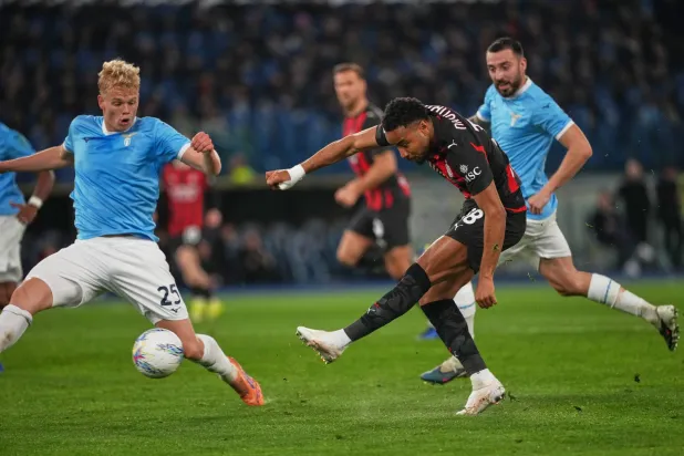 الفرنسي كريستوفر نكونكو يستعد لدعم صفوف ميلان (أ.ب)