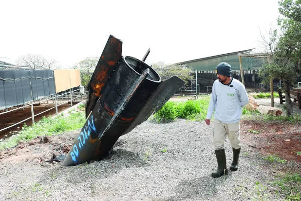 
حرائق في مجمع البتروكيماويات في مدينة معشور (إ.ب.أ) ... وفي الإطار بقايا صاروخ إيراني سقط على مزرعة أبقار في مستوطنة إسرائيلية بالضفة الغربية (إ.ب.أ)