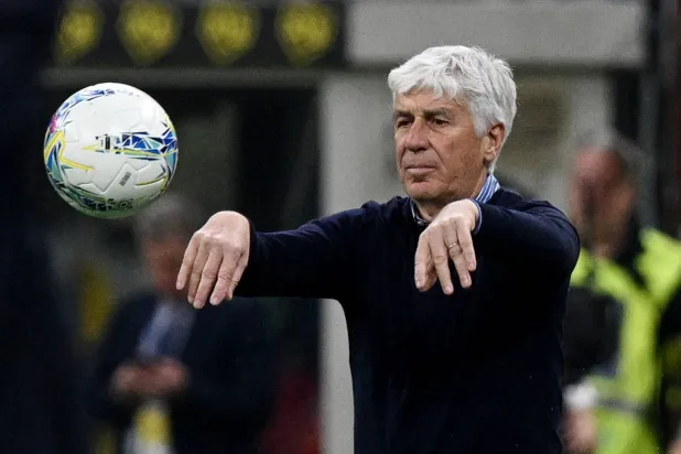 غاسبريني يعيد الكرة إلى الملعب خلال المباراة (رويترز)