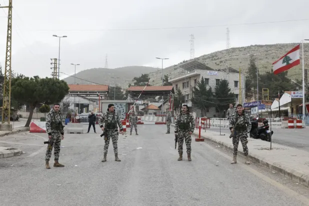 İsrail'in bombalamakla tehdit ettiği Suriye sınırındaki Masnaa Sınır Kapısı çevresinde Lübnan Genel Güvenlik Teşkilatı mensupları (EPA)