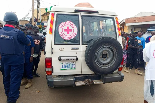 أرشيفية لمركبة تابعة للصليب الأحمر النيجيري في موقع هجوم مسلح أسفر عن مقتل عدد من الأشخاص في ولاية بلاتو نهاية مارس الماضي (رويترز)