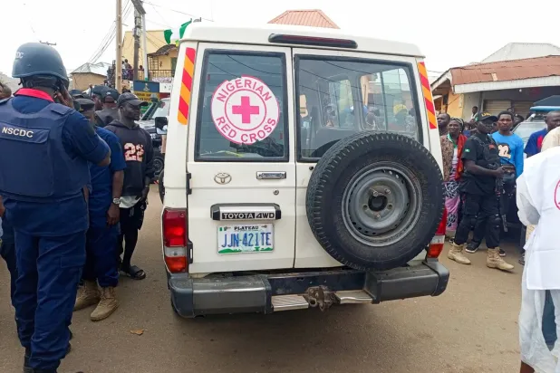 Mart ayı sonunda Plateau eyaletinde çok sayıda kişinin ölümüne yol açan silahlı saldırının yaşandığı yerde bulunan Nijerya Kızılhaç'ına ait bir araç (Arşiv-Reuters)