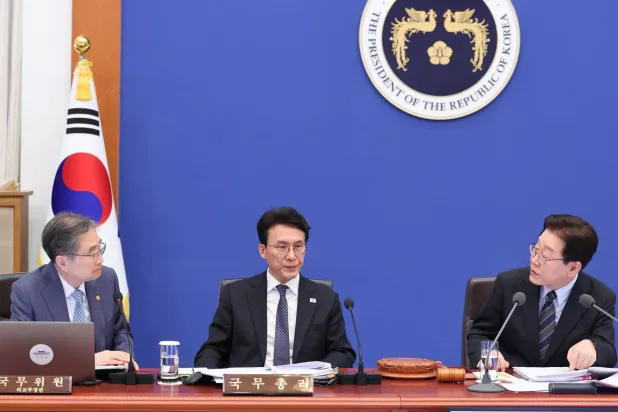 الرئيس الكوري الجنوبي لي جاي ميونغ خلال اجتماع مجلس الوزراء في القصر الرئاسي في سيول (إ.ب.أ)