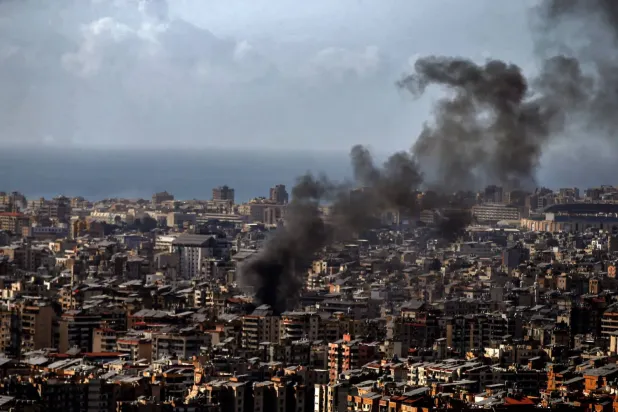 Beyrut'un güney banliyölerinde, Hizbullah'a ait olduğu iddia edilen bir bölgeden duman yükseliyor (DPA)