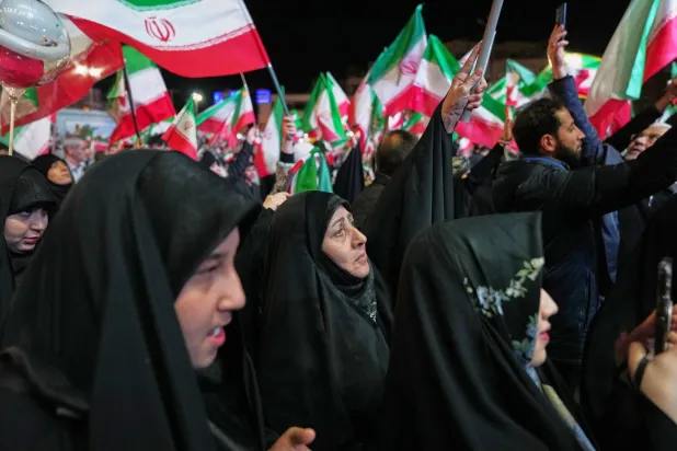 متظاهرون يشاركون بتجمع مؤيد للحكومة في ساحة بطهران (أ.ب)