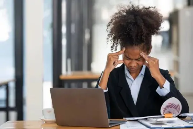 إجهاد العين حالة شائعة تحدث نتيجة الاستخدام المكثف للعين مثلما في القراءة والقيادة والشاشات (أرشيفية - أ.ف.ب)