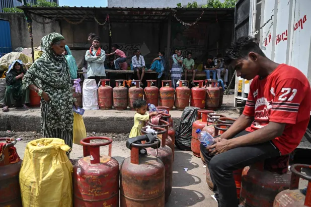 اصطفّ الناس لشراء أسطوانات غاز البترول المسال أمام مكتب وكالة غاز في نويدا بالهند (أ.ف.ب)