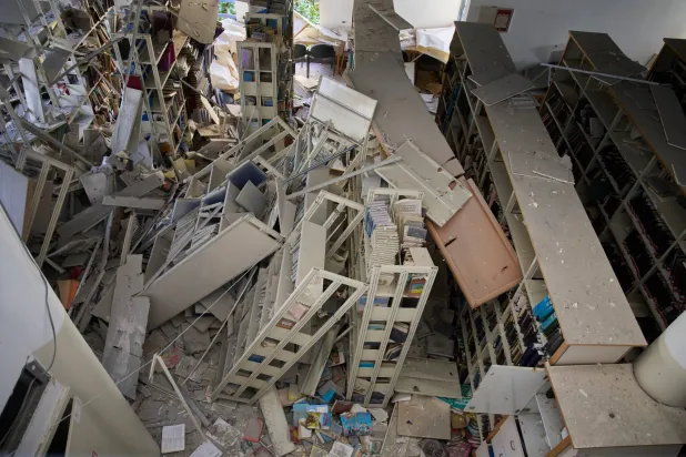 مدرسة للبنات متضررة جراء هجوم صاروخي وقع في وقت سابق من صباح الاثنين بتل أبيب (رويترز)