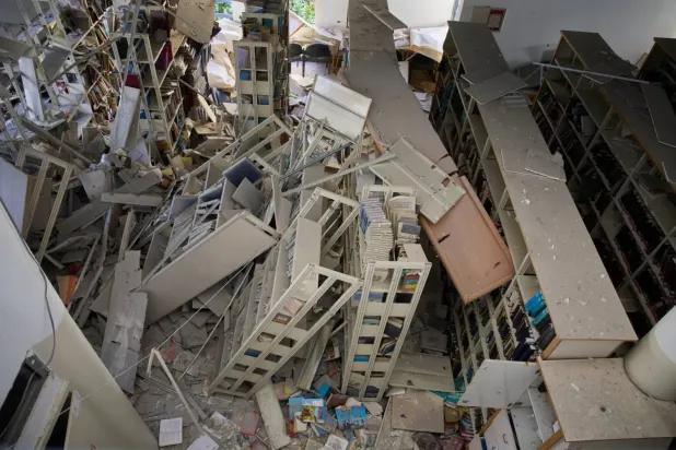 Tel Aviv'de bu sabah erken saatlerdeki roket saldırısında hasar gören kız okulu (Reuters)