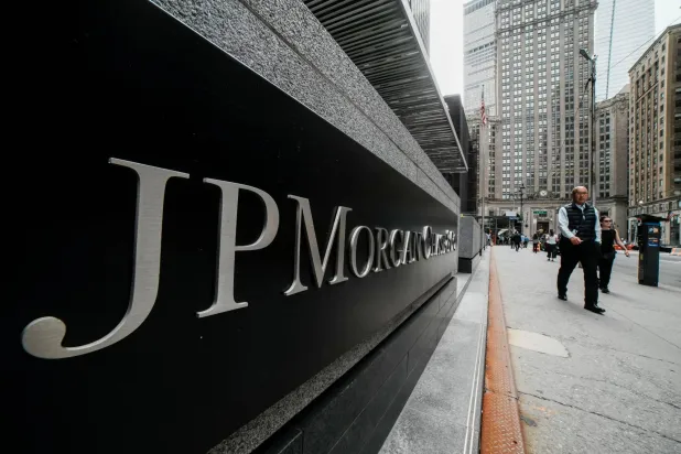 أشخاص يمرُّون بالقرب من مقر «جي بي مورغان تشيس» في مدينة نيويورك (رويترز)