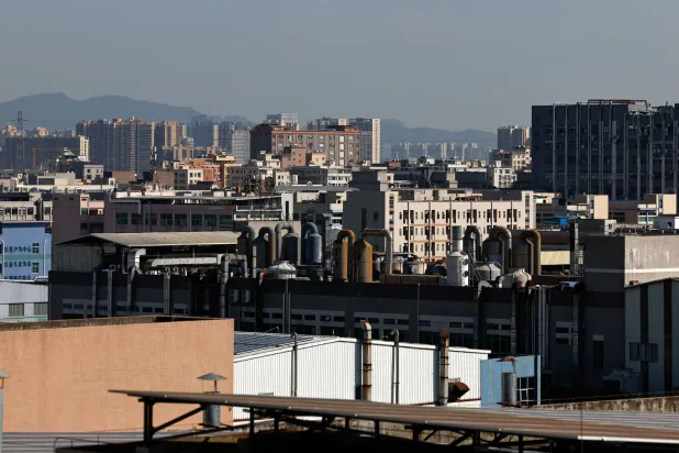 مقرات لشركات ومصانع في مدينة دونغوان الصينية (رويترز)