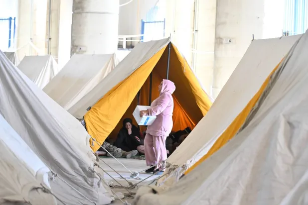 نازحة من ضاحية بيروت الجنوبية إلى المدينة الرياضية في بيروت (الشرق الأوسط)