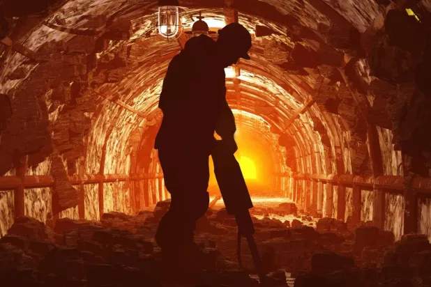 عامل يقوم بمهامه في الاستكشاف التعديني (رؤية 2030)