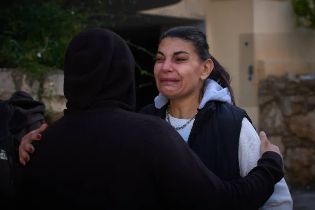 لبنانية تبكي بعد تفقدها الأضرار في منزلها الناتجة عن غارة إسرائيلية استهدفت منطقة عين سعادة شرق مدينة بيروت (أ.ب)