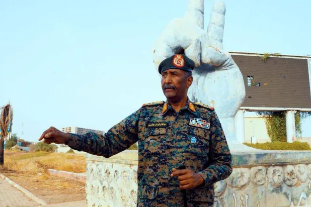 البرهان في ميدان الاعتصام أمام القيادة العامة للجيش يوم الاثنين (مجلس السيادة)