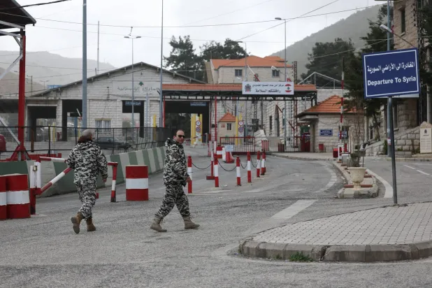 عناصر من الأمن العام اللبناني عند معبر «المصنع» الحدودي مع سوريا في سهل البقاع شرق لبنان يوم الأحد 5 أبريل 2026 (إ.ب.أ)