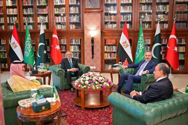 Geçtiğimiz mart ayı sonlarında düzenlenen dörtlü toplantıda Pakistan, Türkiye, Suudi Arabistan ve Mısır dışişleri bakanları, gerilimi azaltma çabalarını görüşmek üzere bir araya geldi (Mısır Dışişleri Bakanlığı)
