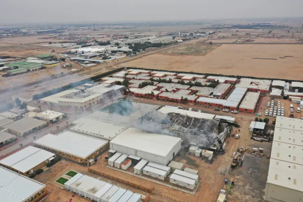 أضرار لحقت بمستودعات تابعة لشركات نفط أجنبية إثر غارة جوية غرب البصرة (رويترز)