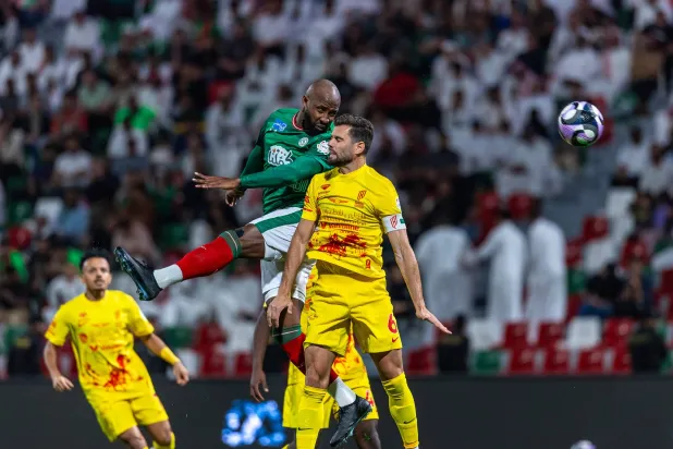 صراع كبير شهده الديربي بين الفريقين (عيسى الدبيسي)