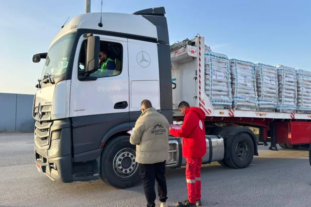 شاحنات الإغاثة خلال عبورها معبر رفح البري (الهلال الأحمر المصري)