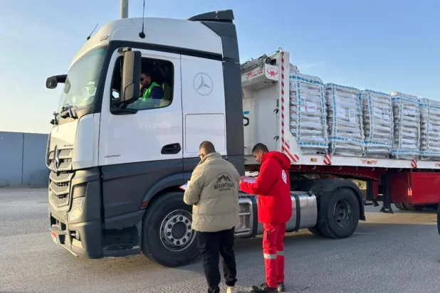 Refah Sınır Kapısı’ndan geçen yardım kamyonları (Mısır Kızılayı)