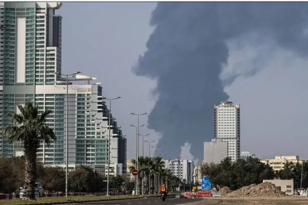 تصاعد الدخان فوق إمارة الفجيرة الإماراتية (أ.ف.ب)
