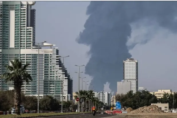 Birleşik Arap Emirlikleri'nin Fuceyre emirliğinin üzerinde duman yükseliyor (AFP)