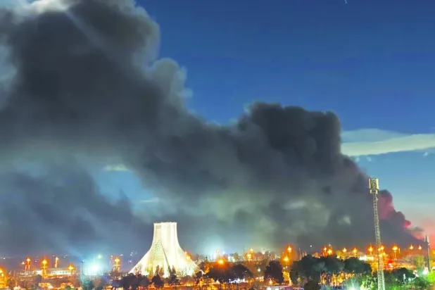 
دخان يتصاعد من مطار مهر آباد غرب طهران فجر أمس (شبكات التواصل)